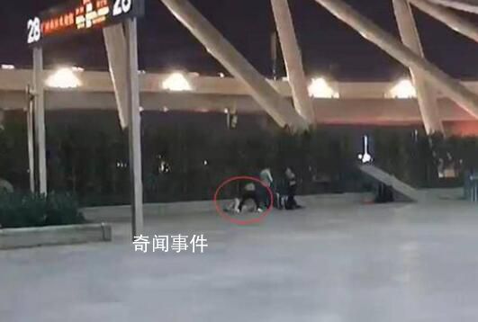 男子在广州南站强行按倒击打女子 这一幕被乘客记录下来