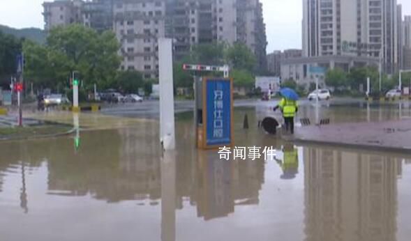 广东韶关暴雨:车辆涉水如行船