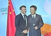 马克龙现场“纠正”黄渤法语发音 大家都被逗笑了
