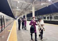 为救高烧幼童高铁破例停车2分钟 目前幼童已恢复正常