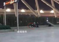 男子在广州南站强行按倒击打女子 这一幕被乘客记录下来