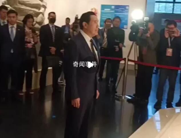 马英九在四行仓库西墙前久久伫立 电影《八佰》重现四行仓库战役之惨烈