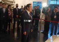 马英九在四行仓库西墙前久久伫立 电影《八佰》重现四行仓库战役之惨烈