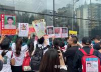 “蹭”孙海洋热度的寻亲家长们 用尽力气让人看到哪怕只有一秒