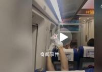 女子乘高铁把脚放前排乘客头上 狡辩称鞋底不脏