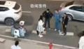 男子当街强吻并猛踹女孩 镇政府回应