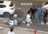 男子当街强吻并猛踹女孩 镇政府回应