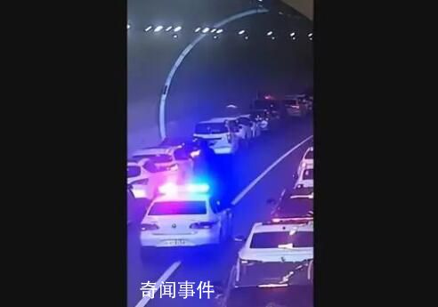 隧道内百余辆车45度让出救援通道 百余辆私家车纷纷向两侧偏转