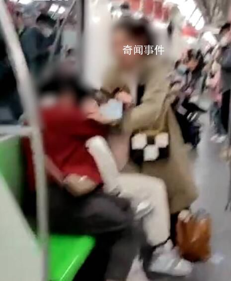 上海地铁回应2女子车厢互薅头发 可第一时间报警或联系地铁工作人员处理