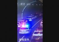 隧道内百余辆车45度让出救援通道 百余辆私家车纷纷向两侧偏转