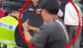 男子对警察竖中指被带走调查 主办方：已被警方带走处理