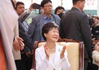 朴槿惠时隔1年露面发型精致 首次在当地公开露面