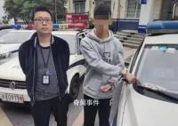 两男子将涉黄卡片发到警车上 相关案件正进一步调查中