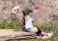 悬崖试胆石现裂缝游客仍坐边缘打卡 镇政府：已设置禁止标志