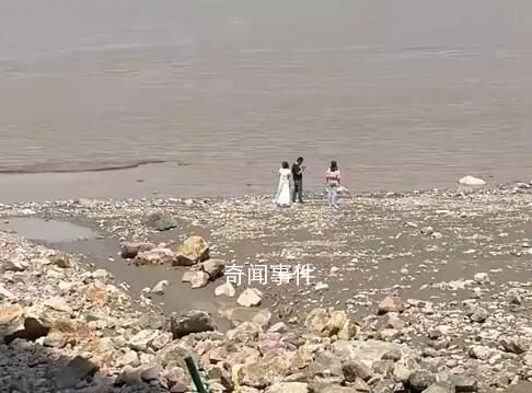 3人观潮刚被劝离潮水涌来 当时潮水已能看到白线