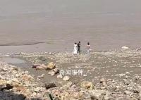 3人观潮刚被劝离潮水涌来 当时潮水已能看到白线
