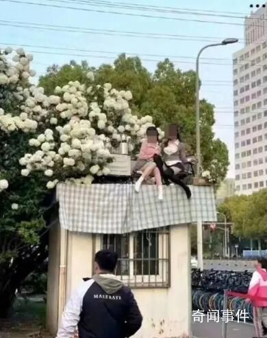 女生为拍网红照爬到核酸屋顶 为了拍照这也太拼了吧