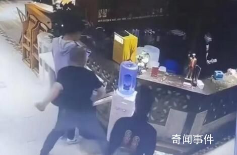男子要求抹零被拒与店员起争执 目前派出所正在处理