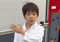 嗯哼近照疑腺样体面容引网友担心 动作和表情还有些呆滞