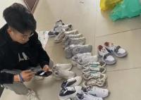 大三学生给同学洗鞋2个月赚8万 一天洗七八十双鞋