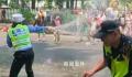 云南泼水节 群众热情“洗警”