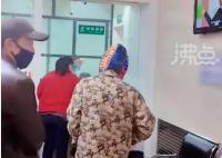 银行回应老人不会写字让写到下班 用了20多分钟