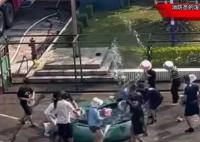 泼水节消防员骗路人取水被反包围 路人们被泼了一个措手不及