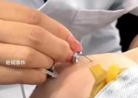 医院回应护士上班戴美甲给患者扎针 已督促其卸掉美甲