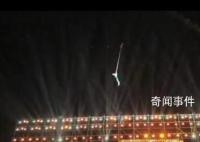 杂技员表演时演出方曾称无防护措施 目前当地多部门已介入调查