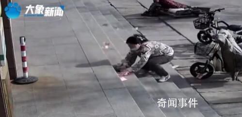 女子现金被风吹跑众人80秒捡回6000 引发广泛关注