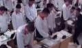 中学老师连续脚踹扇脸多名学生 老师的行为确实不合适正在开会讨论处理此事