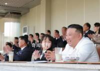 金正恩带女儿看球,爷俩笑容灿烂