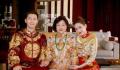 何超莲窦骁婚礼 穿中式婚服与家人合照喜庆热闹