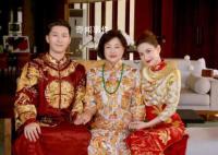 何超莲窦骁婚礼 穿中式婚服与家人合照喜庆热闹