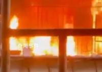 福州2人被防护栏困在火场身亡 明火从房内猛烈燃烧