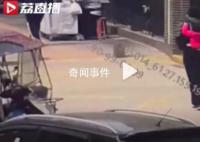 智障少年把迷路女童背到派出所 为黄奕博同学点赞