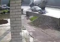 女子骑车遇沉降路段摔倒遭碾压身亡 被认定担主责引发争议