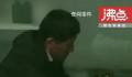 儿子面试前父亲默默为其刷鞋 引发了众多网友的点赞和评论
