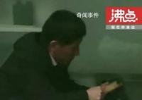 儿子省考面试前父亲默默为其刷皮鞋 父亲也想让自己光彩一次