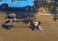 女子与男友争吵当街遭棍打 路人报警女子被往医院