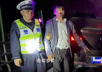 男子喝1斤半白酒开车去哄女友 中途发生事故车辆近乎报废