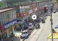 山东一货车失控撞上对向车和人群 据传有13人死亡