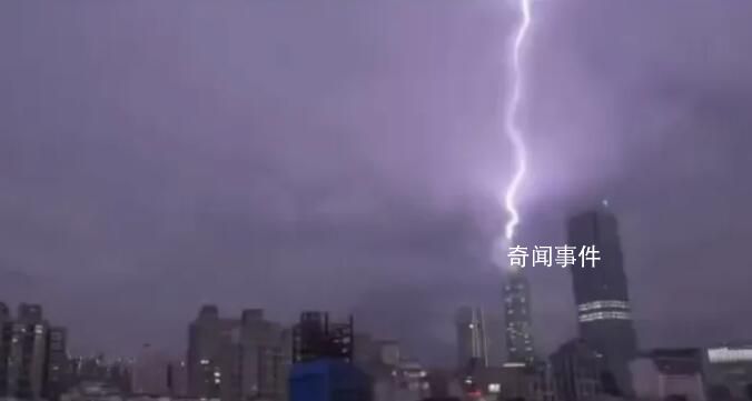 台北101大楼遭雷击瞬间曝光 紫光瞬间照亮整个城市