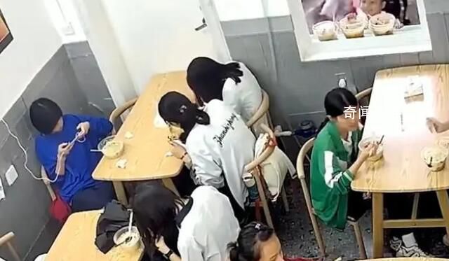 男童隔窗将饭店剩汤泼顾客全身 引起广泛关注
