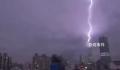 台北101大楼遭雷击瞬间曝光 紫光瞬间照亮整个城市