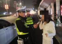 女子酒驾被查自称是接吻造成 我和他就亲了个嘴