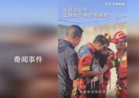 消防员用奶茶救下轻生女孩 网友：消防员一把救下女孩的样子太帅了