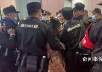 女子宝马mini展台前直播时被架走 目击者称过程粗暴