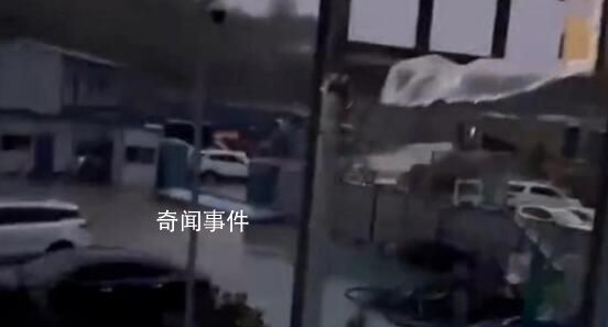 贵州遭暴雨袭击：正睡觉房子被吹飞