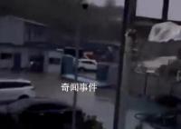 贵州遭暴雨袭击：正睡觉房子被吹飞